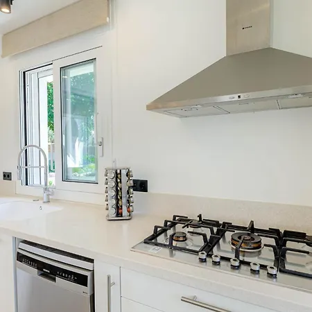 Luxury Rika Corfu- 5 Bedrooms With Pool * 고우비아